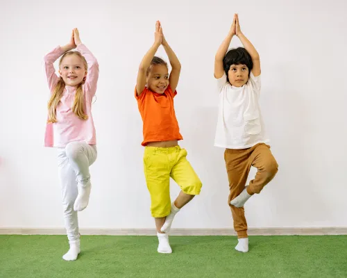À Fitness Morteau on retrouve des cours collectifs pour les enfants, ici 3 enfants travaillent leur équilibre en restant sur une jambe.