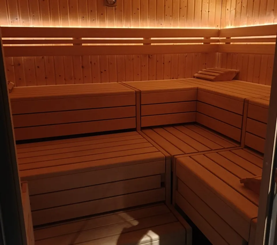Sauna femme et sauna homme disponible dans chaque vestiaire de Fitness Morteau. Dans le sauna des femmes, vous bénéficiez de la luminothérapie, pour faire le plein de vitamines D.