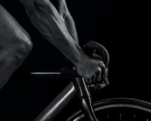 Homme sur un vélo d’intérieur exerçant un cours collectifs à la salle de sport FITNESS MORTEAU.